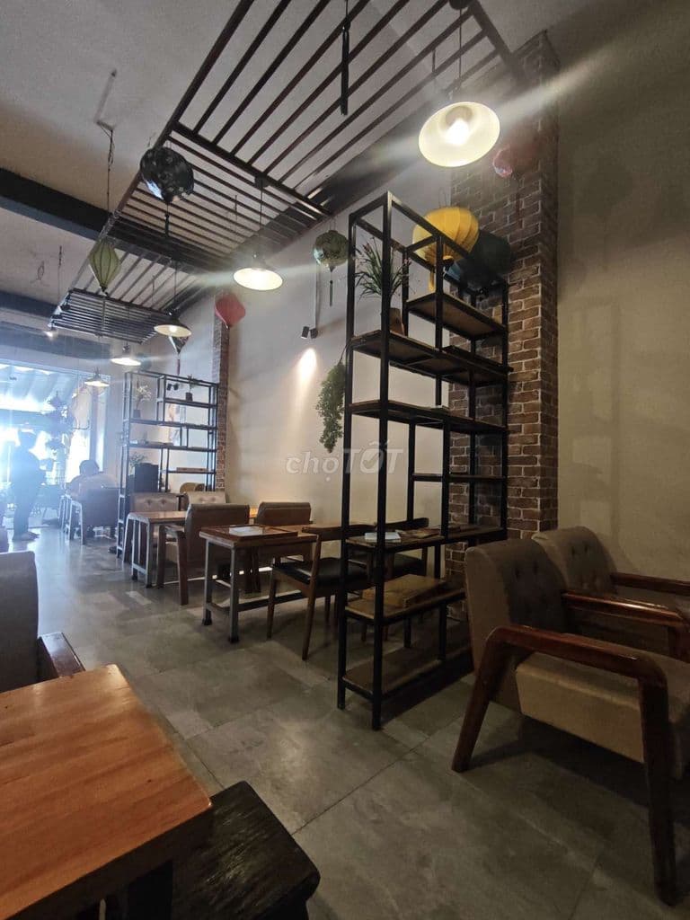 sang quán cà phê đối diện nhà thờ